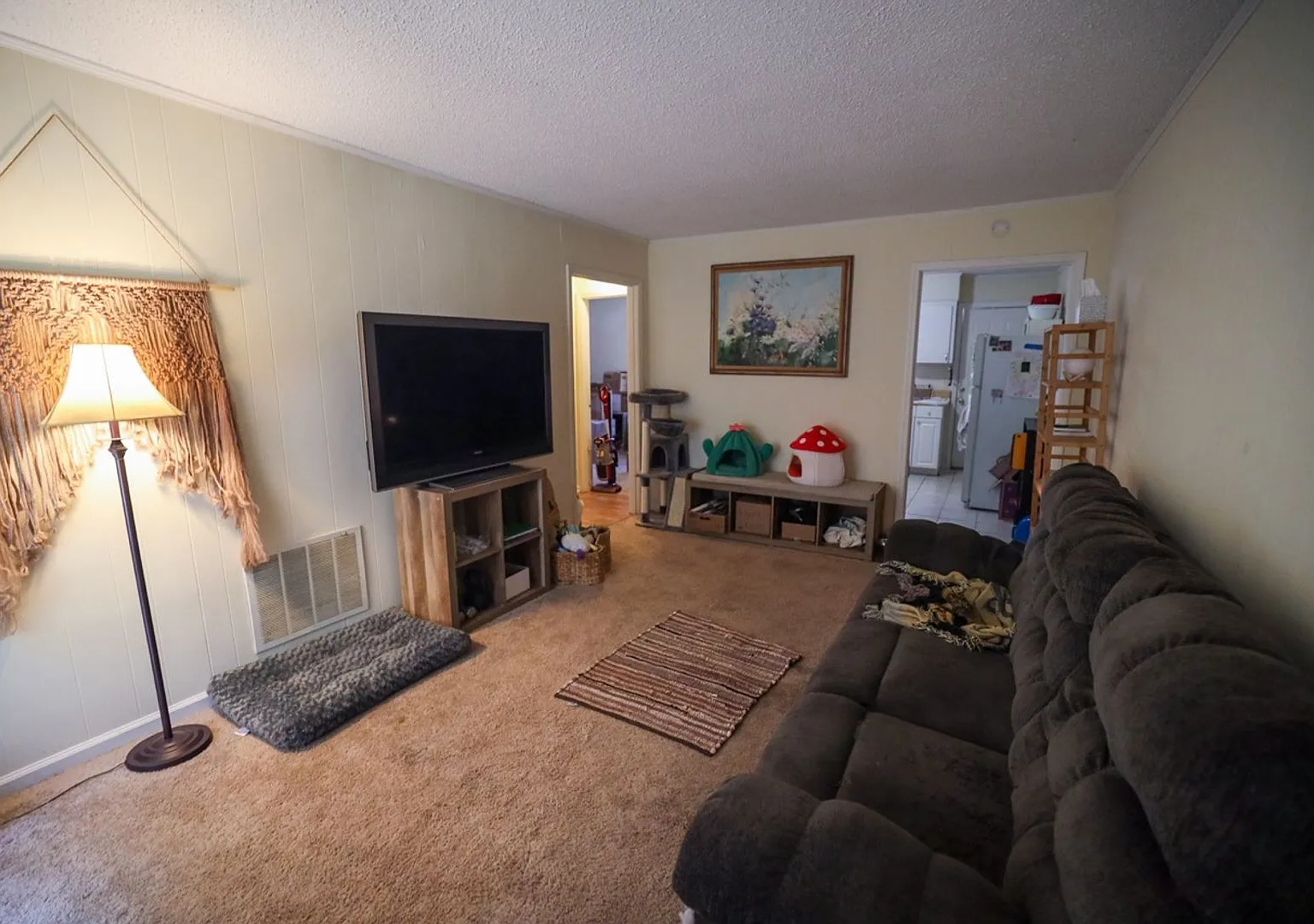2 Bedroom Apartment Close to Campus! — Photo 1