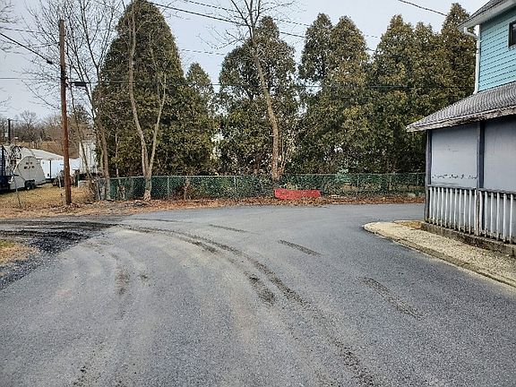 Exterior Neighborhood (street photo)