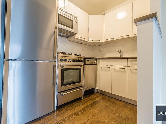 3rd image of 220 E 63rd St APT 1P