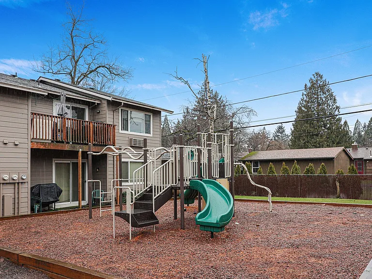 Applegate Apartments — Photo 26