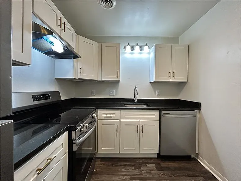 4313 Earl Dr #B7 — Photo 4