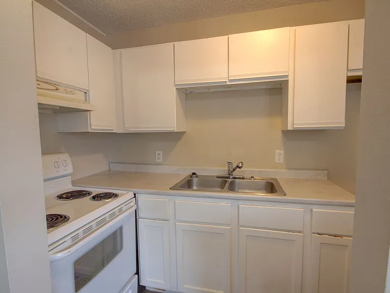 304 Larson Ct — Photo 5