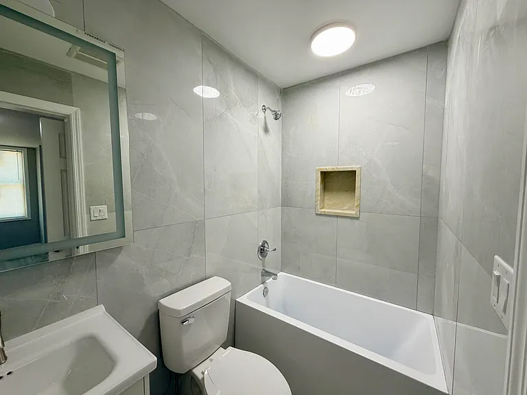 341 Grosvenor Ave #4 — Photo 6