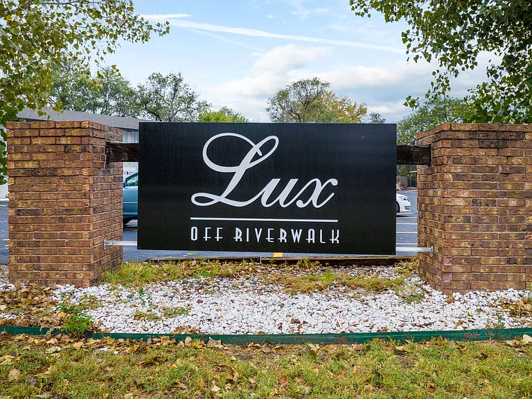 Lux Off Riverwalk — Photo 12