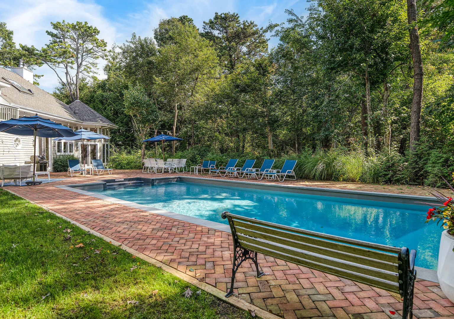 Beautiful Entertaining Areas, Easy Access to East Hampton Village — Photo 2