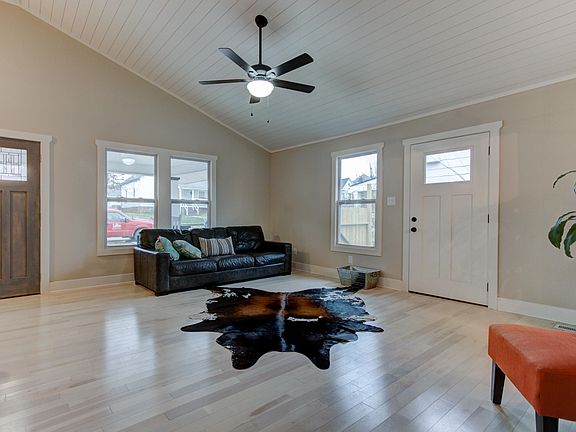 4th image of 204 E Quincy Ave