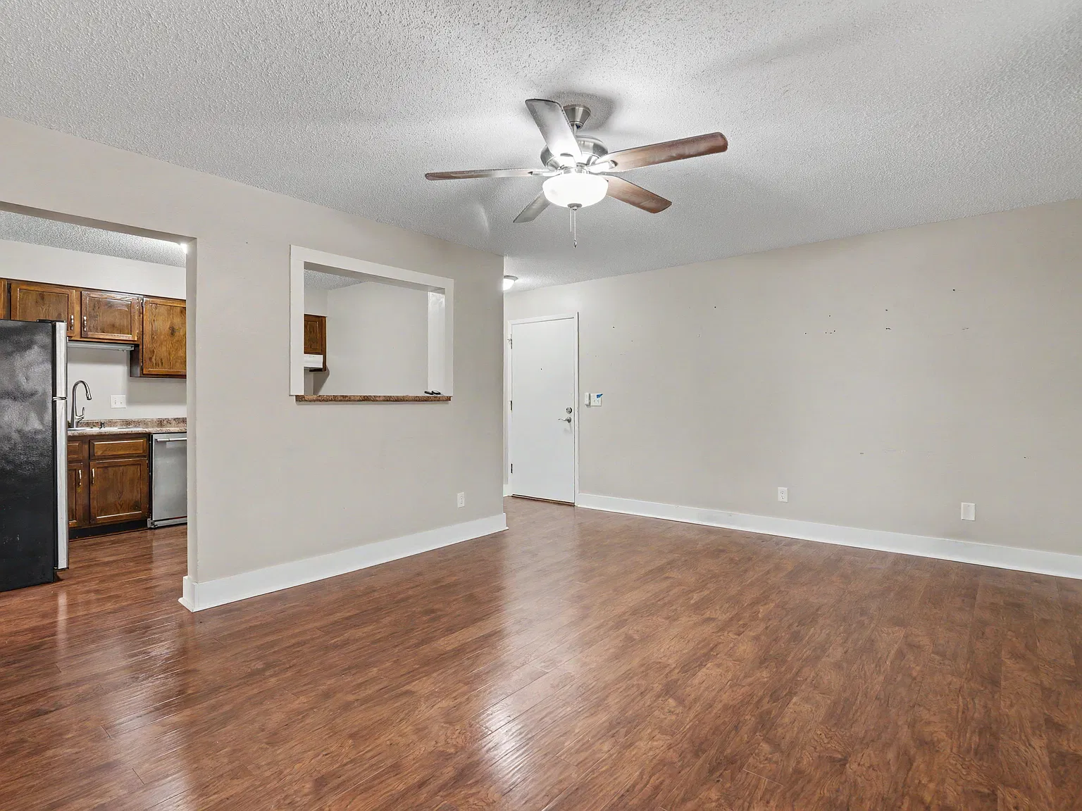 2 bed, 1.5 bath, 915 sqft, $925 — Photo 2
