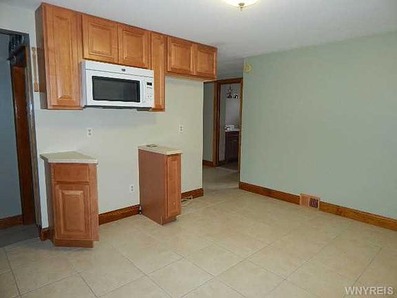 4th image of 7 Village Ln