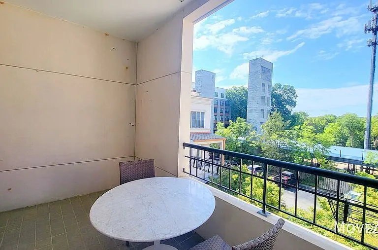 208 E Davie St — Photo 16