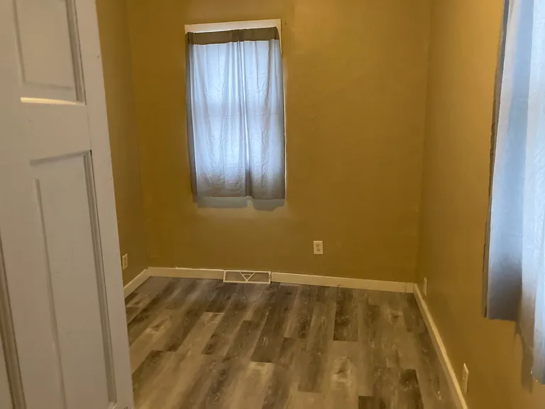 712 E Elm St — Photo 3