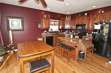 5th image of 912 N Chestnut Dr