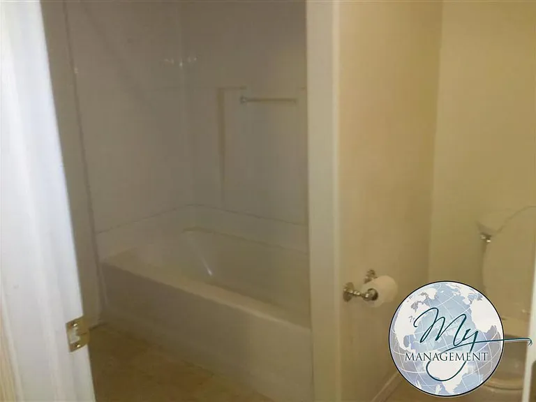 3 bed, 1.0 bath, 1008 sqft, $1,330 — Photo 12