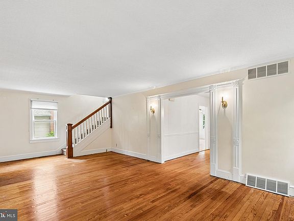 4th image of 320 W 3rd St