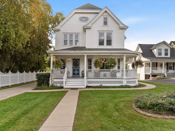 425 W Grand AVENUE, Port Washington, WI 53074