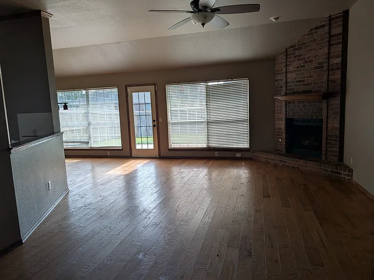 2813 Victoria Dr — Photo 19