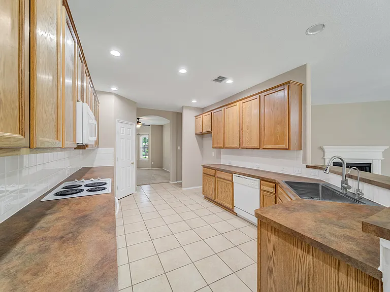 8162 Robertson Dr — Photo 6