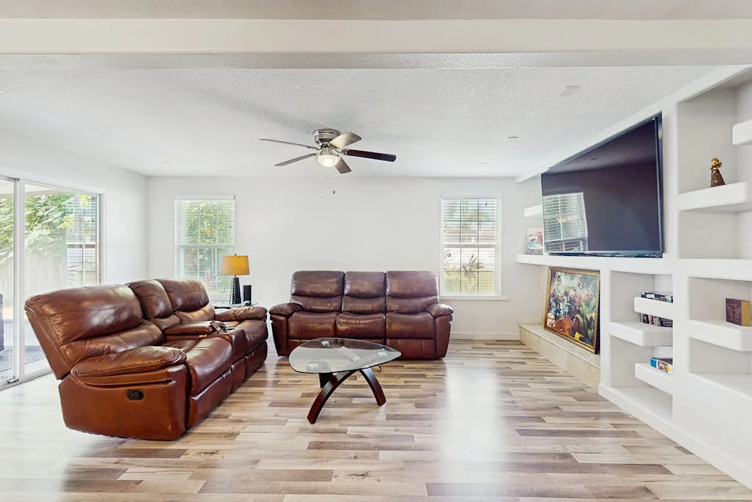 3 bed, 2.0 bath, 1539 sqft, $6,385 — Photo 2