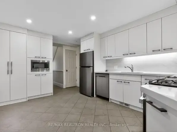 119 Markham St #1A, Toronto, ON M6J 2G4