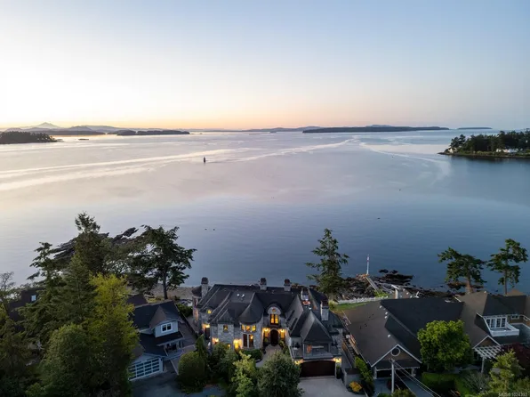 10493 Allbay Rd, Sidney, BC V8L 2P2