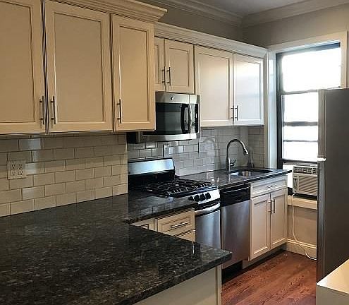 5th image of 805 Washington St