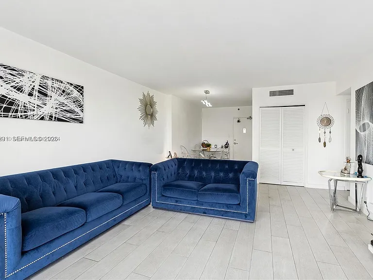 1000 West Ave #307 — Photo 5