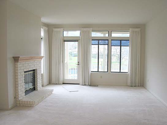 Living room w/gas fireplace