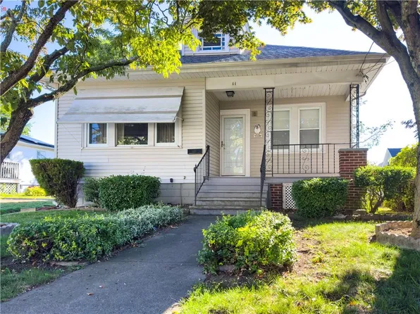 11 Queen St, Cranston, RI 02920