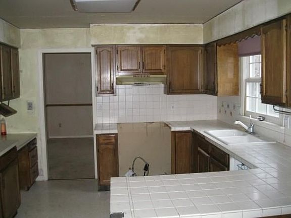 3rd image of 523 Winthrop Ln