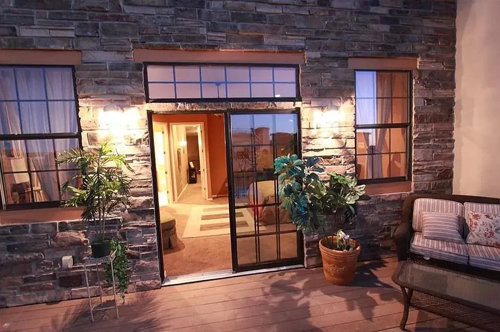 3 bed, 3.5 bath, 2520 sqft, $2,300 — Photo 3