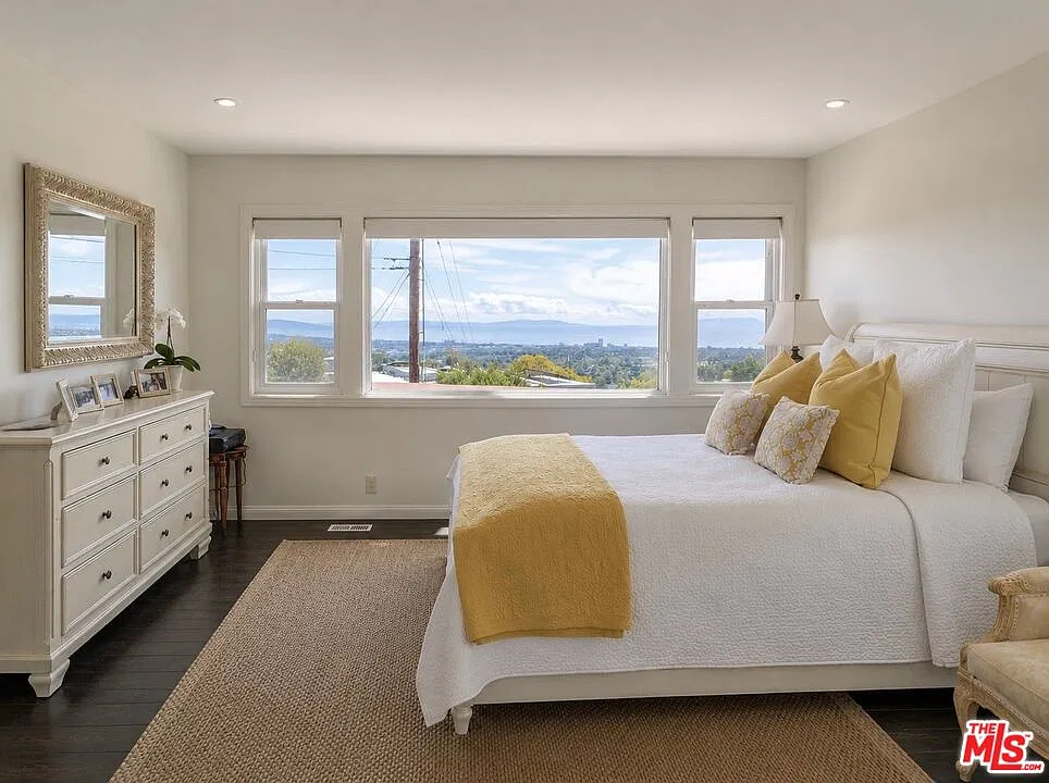 2 bed, 2.0 bath, 1572 sqft, $9,950 — Photo 4
