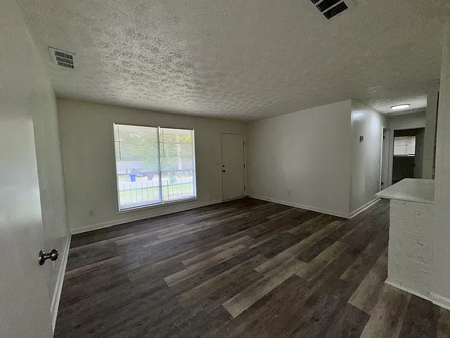 920 Rosewood Dr — Photo 5