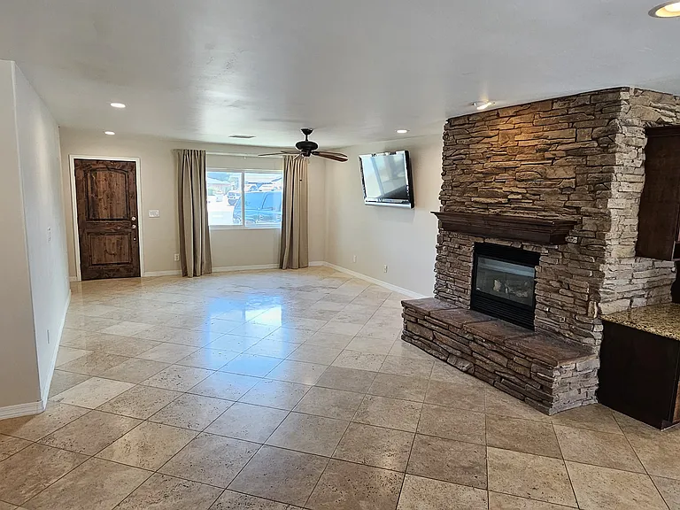 236 W Waltann Ln — Photo 2