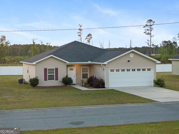 672 Lakeside Cir, Baxley, GA 31513