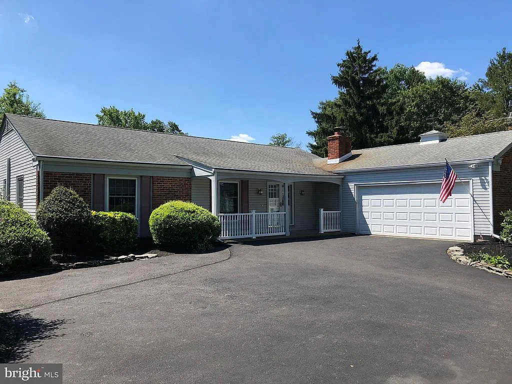 921 Queens Dr photo 1