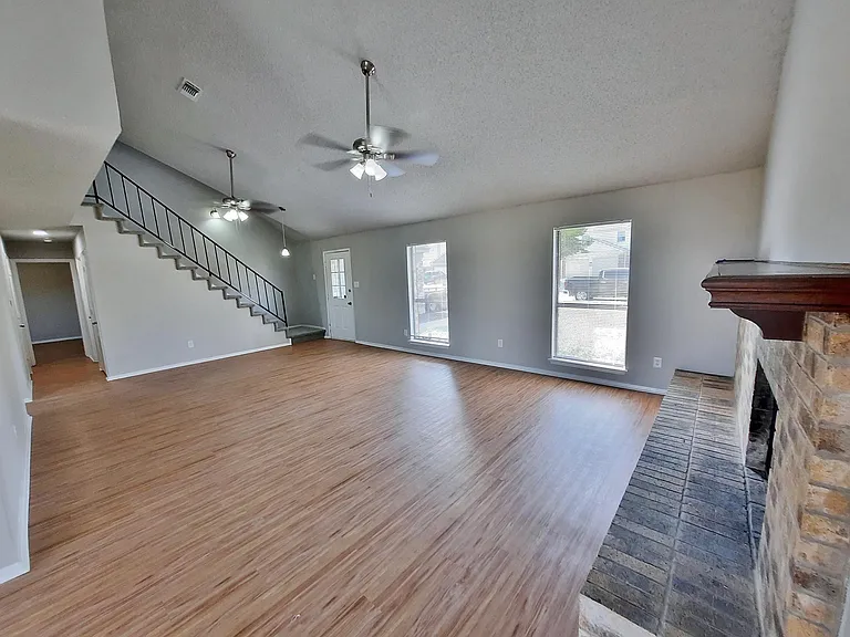 2646 Winslow Dr — Photo 3