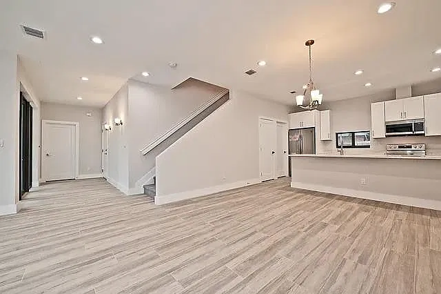3 bed, 2.5 bath, 2065 sqft, $4,000 — Photo 2
