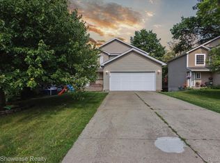 1182 Sherwood Forest Ct, Waterford, MI 48327