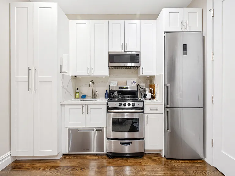 321 W 11th St #15 — Photo 3