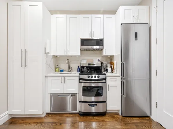 321 West 11th Street image 3 of 12