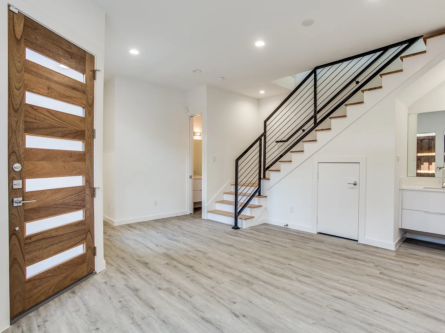 3 bed, 2.5 bath, 2320 sqft, $4,300 — Photo 3