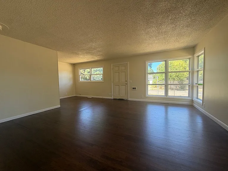 8020 N Saint Johns Ave — Photo 2