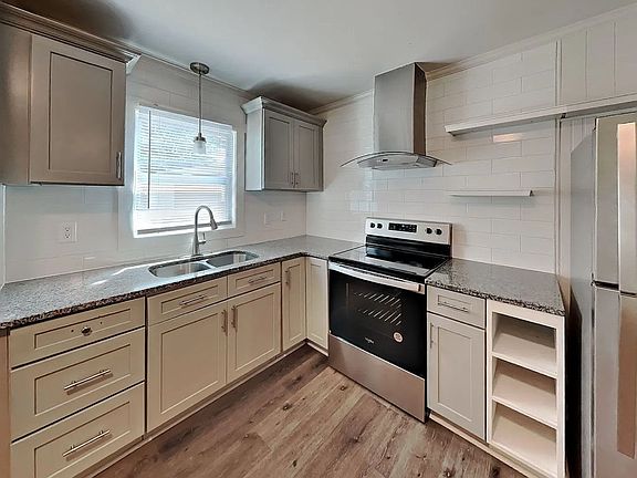 2nd image of 6120 Castle Ct