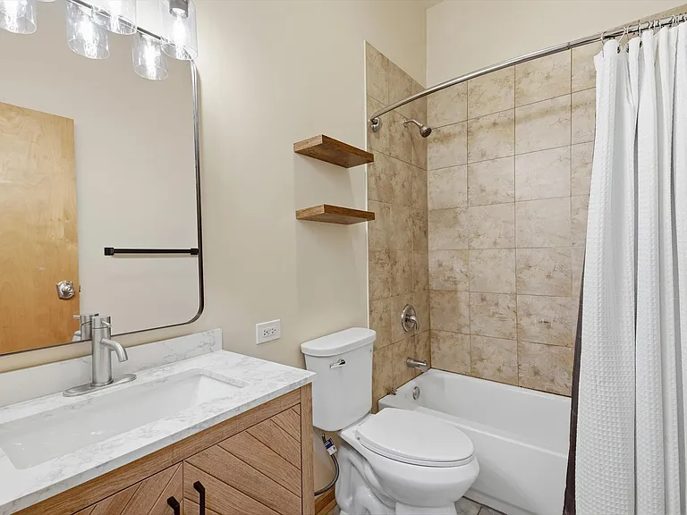 2723 N Clark St #2 — Photo 8