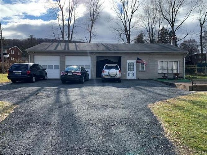 2nd image of 2134 Schwab Ave