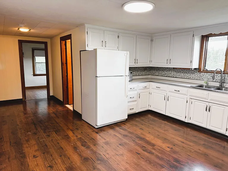 Large & bright eat-in kitchen