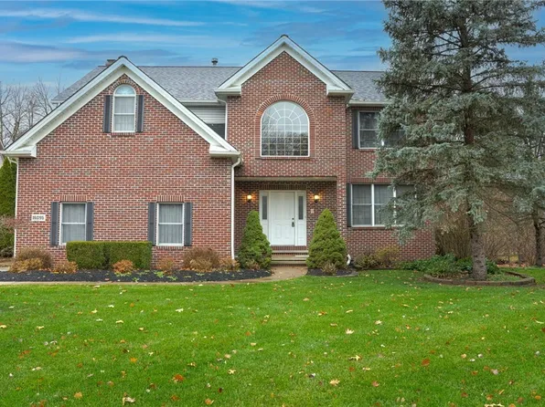 16096 Heatherwood Ct, Strongsville, OH 44136
