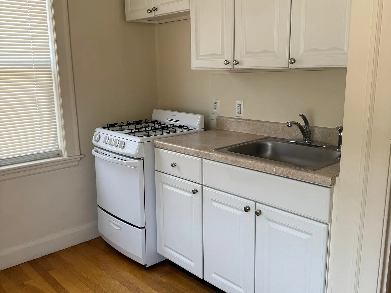 1 bed, 1.0 bath, 725 sqft, $2,150 — Photo 2