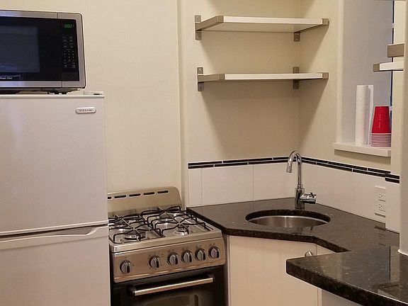 3rd image of 565 W Arlington Pl APT 1F