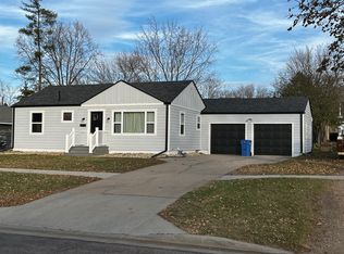 906 N Lincoln Ave, Madison, SD 57042