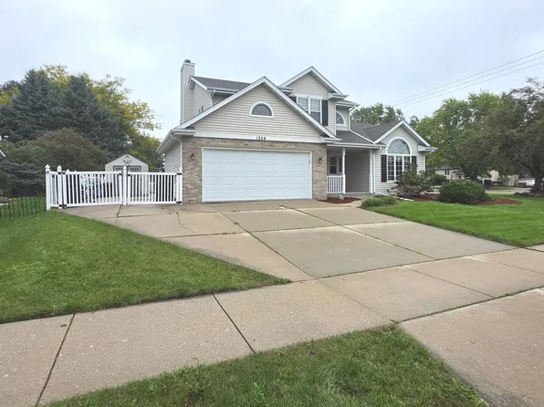 1304 N Wuthering Hills Dr, Janesville, WI 53546